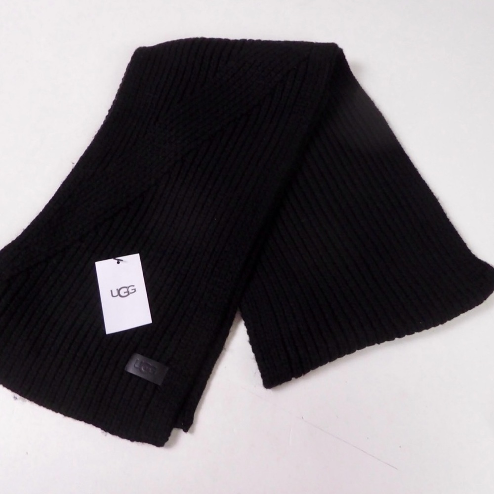 UGG Women’s Black Knit Diagonal Ribbed Scarf